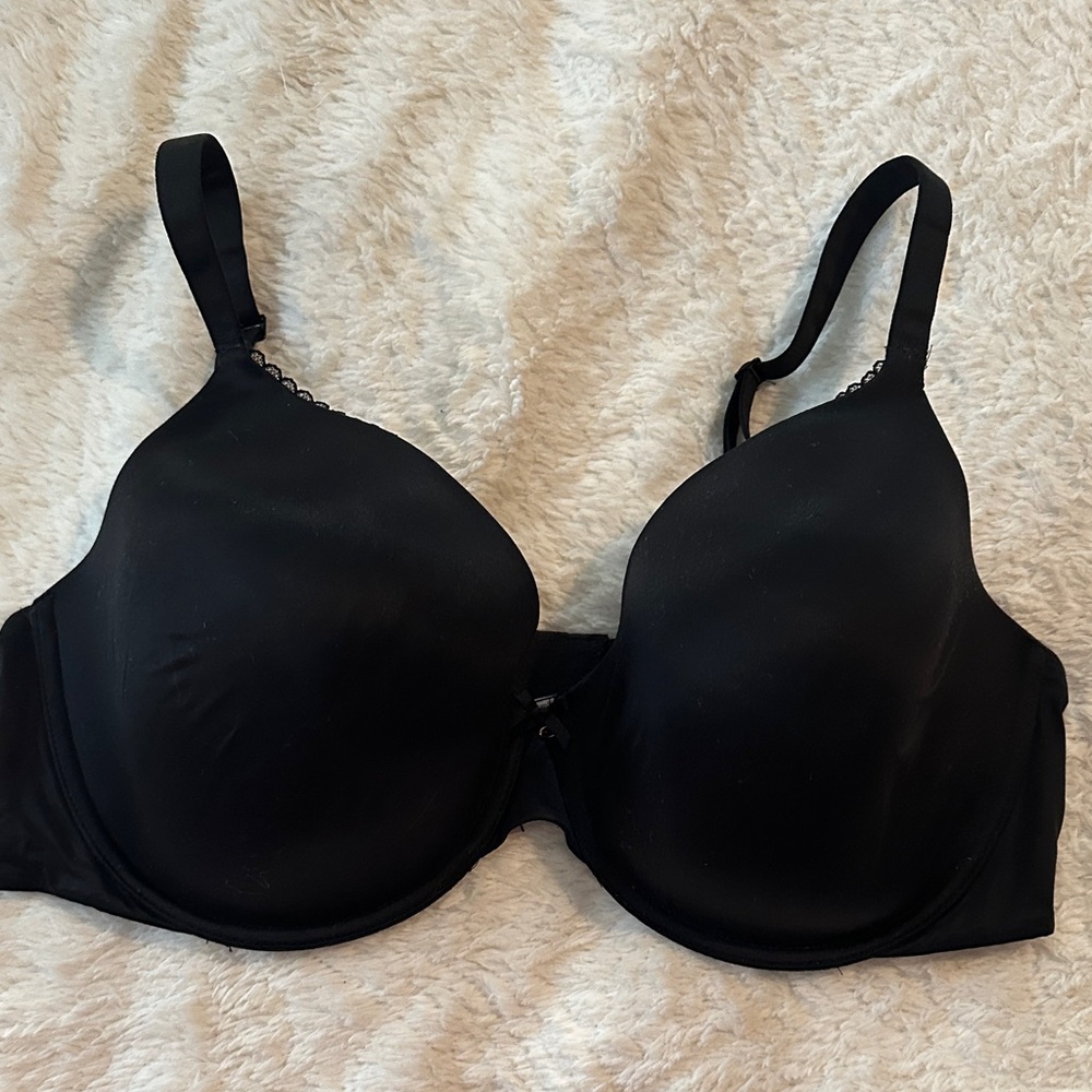 Victoria’s Secret Body by Victoria Lightly Lined black size 42DD in EUC.
